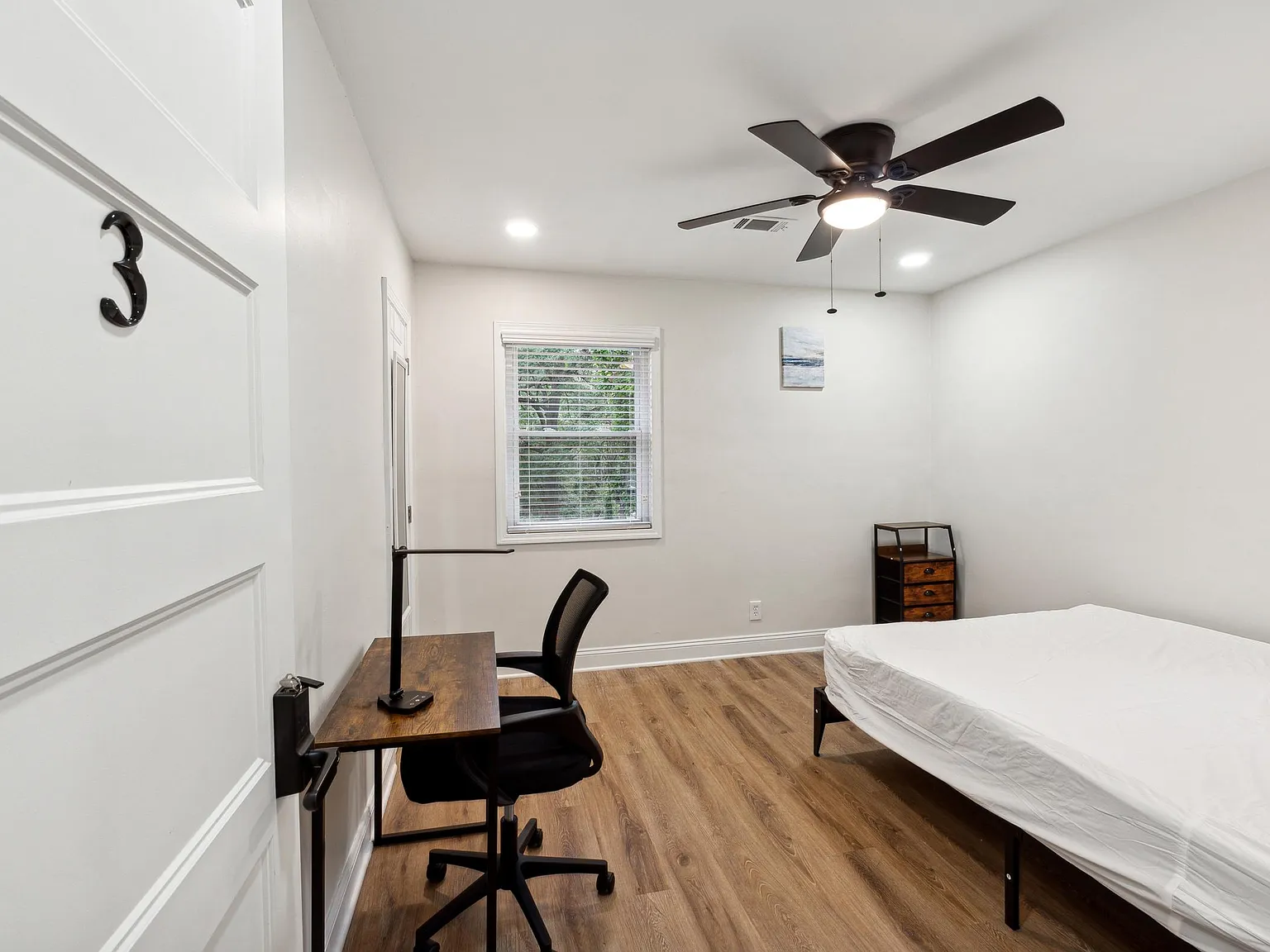 4 bed, 7.5 bath, 2500 sqft, $888 — Photo 2