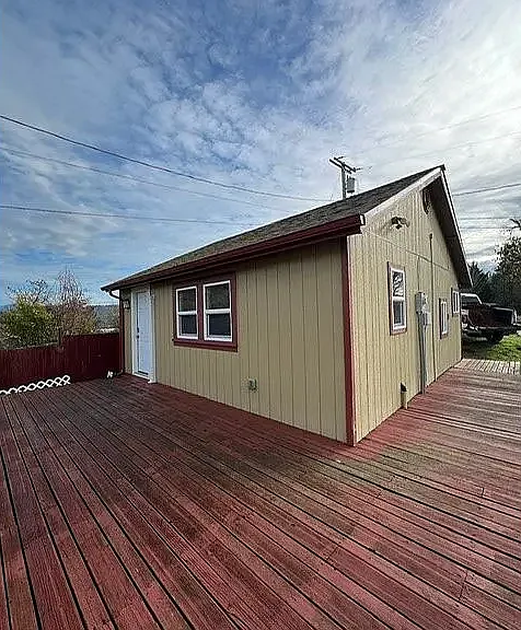 725 NE Denver St #B-B-1 — Photo 2