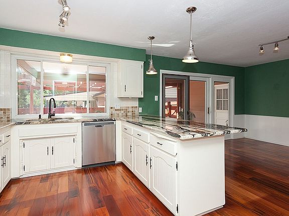 Gourmet kitchen