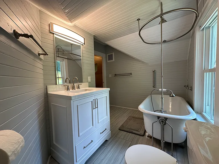 Full bathroom off second floor middle room