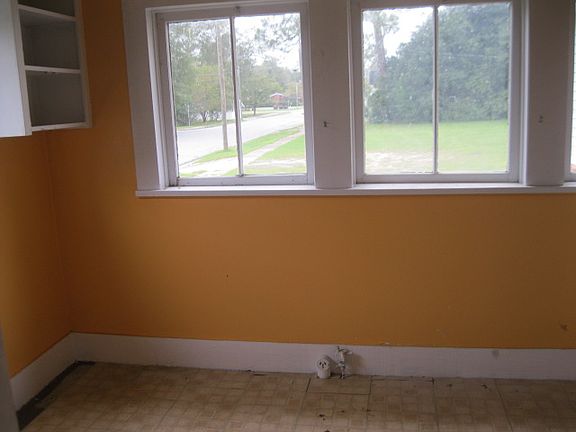5th image of 302 N Caswell St