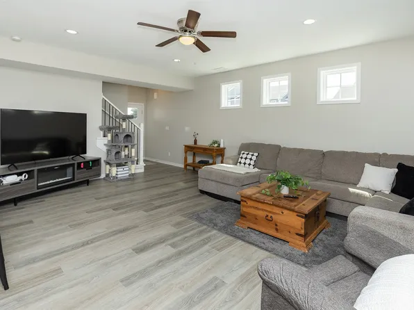 220 Amberwood Dr, Pleasant Hill, IA 50327