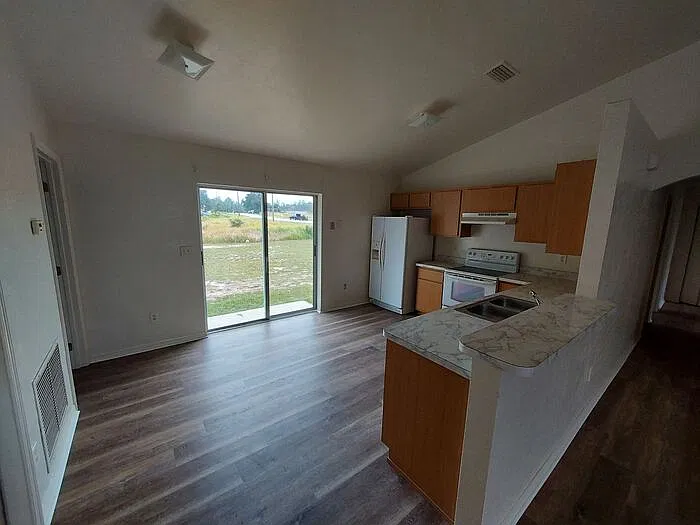 3 bed, 2.0 bath, 1188 sqft, $1,395 — Photo 4