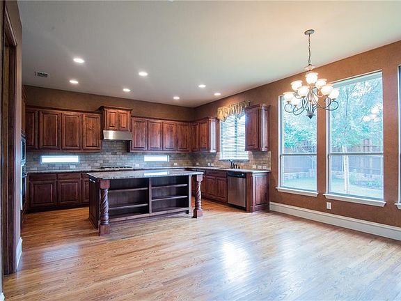 5th image of 816 Hidden Springs Ct