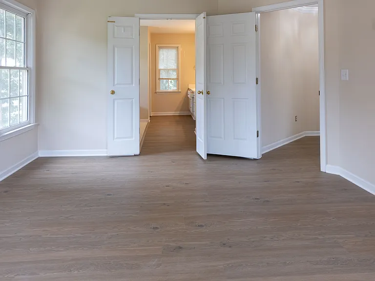 1649 Crittenden Ln — Photo 17