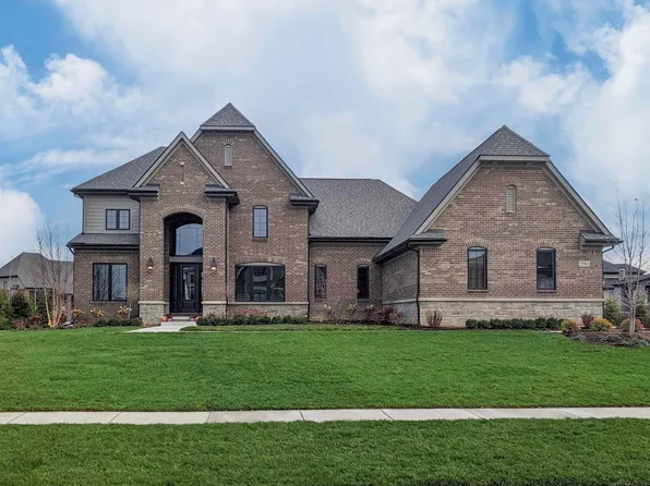 3762 Royal Berkshire Ln, Oakland, MI 48363