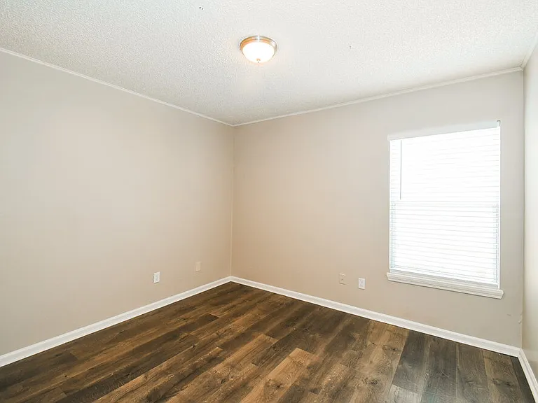 1126 E Brookwood Bluff Rd — Photo 13