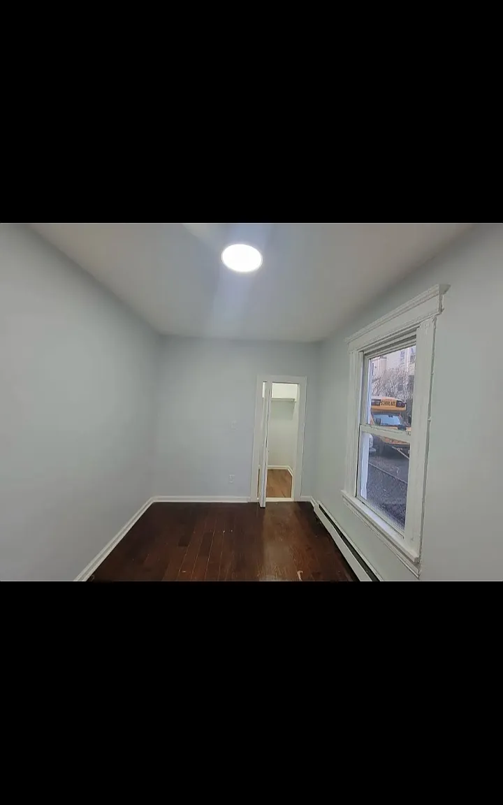 4 bed, $2,400 — Photo 2
