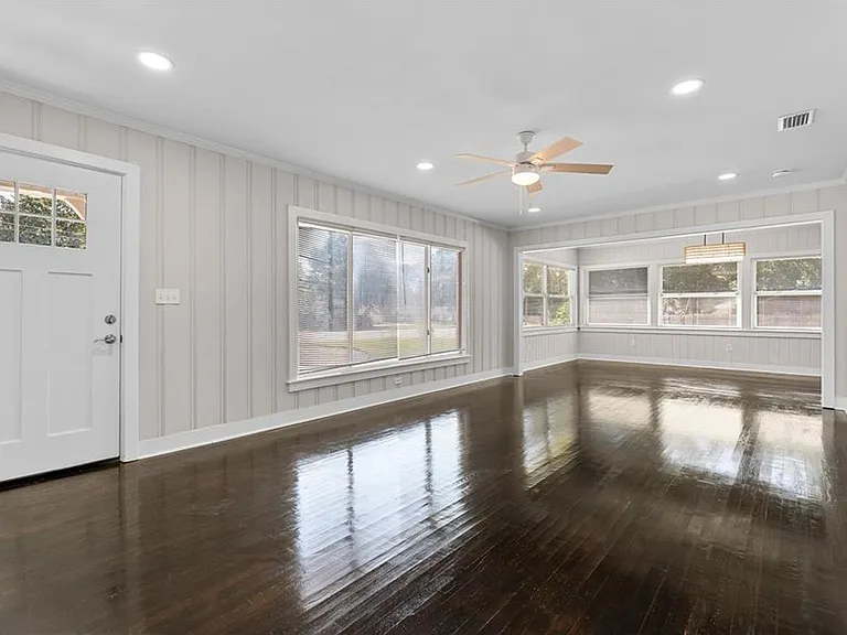2762 Hillcrest Rd — Photo 2