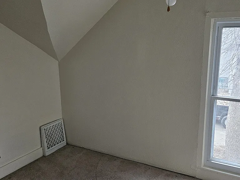107 N Chestnut St — Photo 4