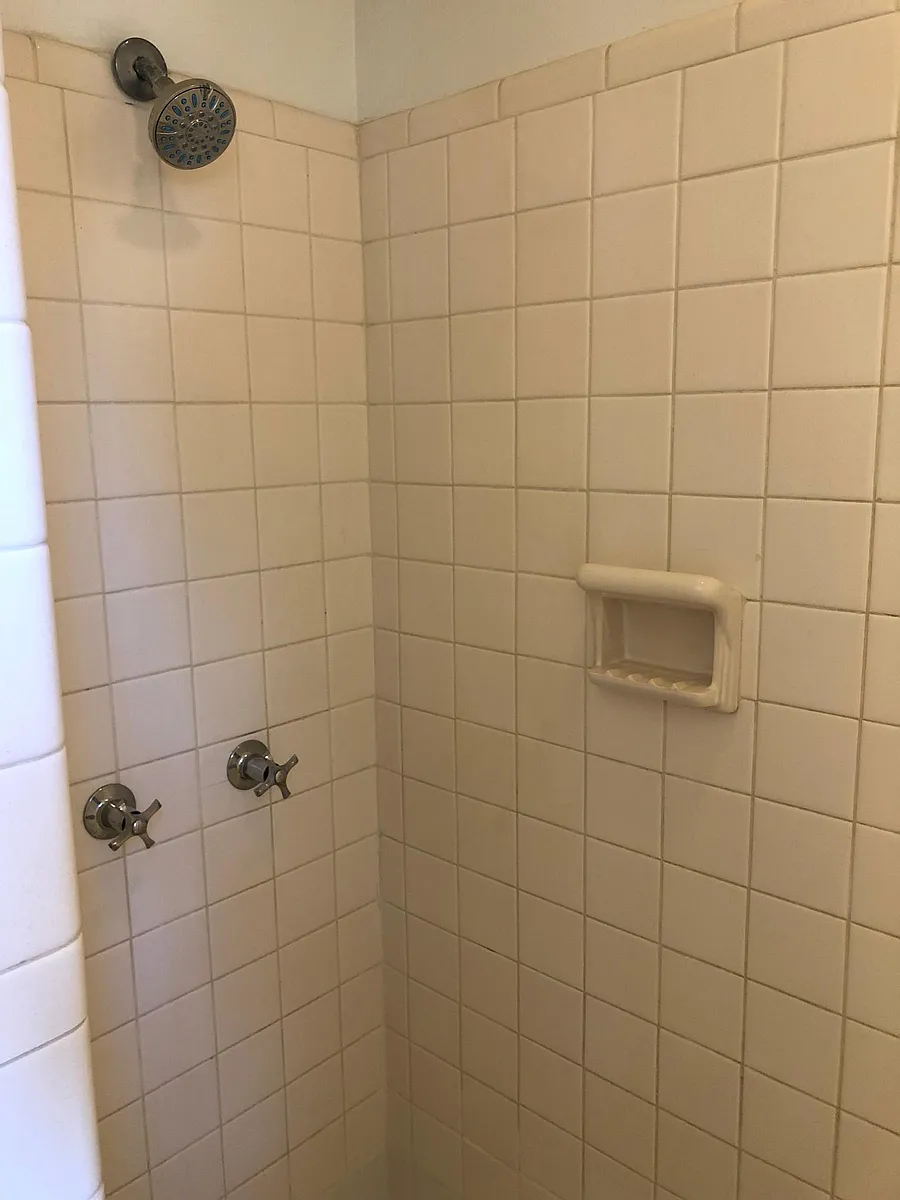 Standing Shower. - 760 N Westmoreland Dr