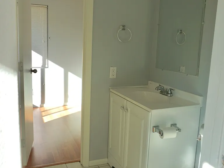 Full bathroom with shower/tub