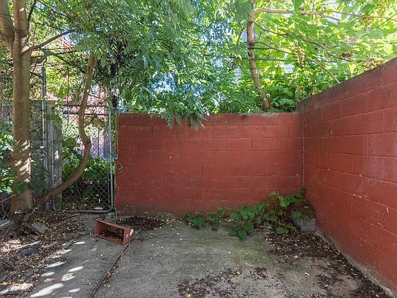 4th image of 1530 Fontain St