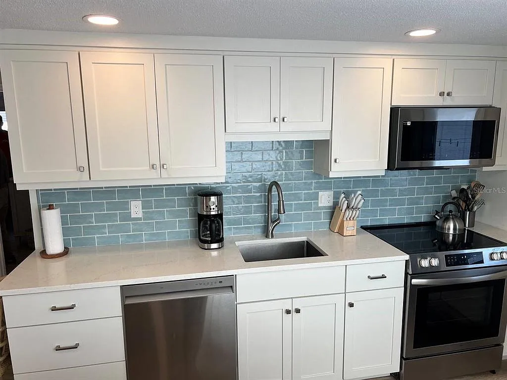 2 bed, 1.0 bath, 780 sqft, $8,370 — Photo 4