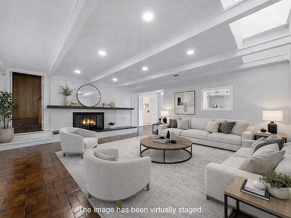 2nd image of 501 Tanglewood Dr S