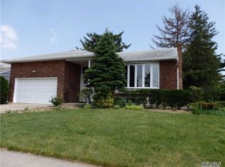 966 Park Ln, Valley Stream, NY 11581
