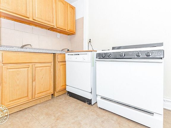 3rd image of 377 Montgomery St #F25