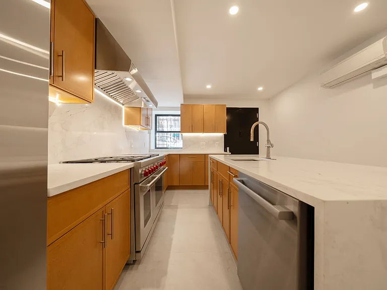 233 E 60th St #1A — Photo 4