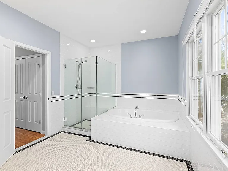492 Sag Harbor Tpke — Photo 10