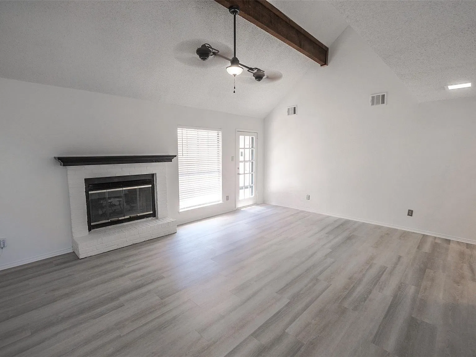 2 bed, 2.5 bath, 1600 sqft, $2,155 — Photo 3