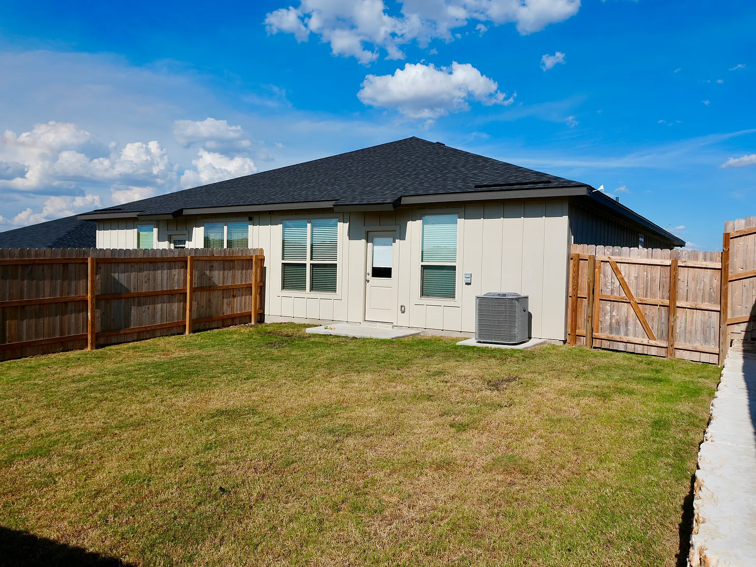 2 bed, 1200 sqft, $1,399 — Photo 4