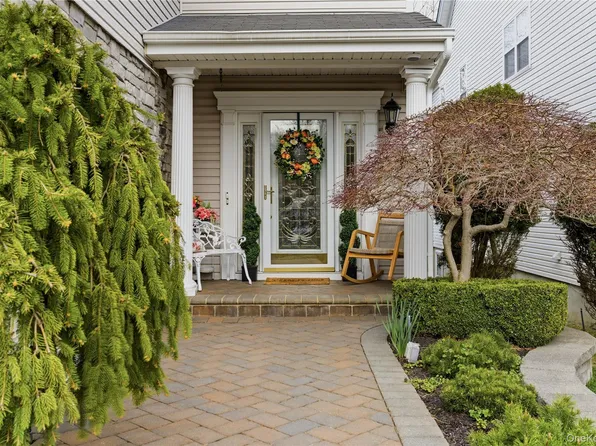 20 Kate Circle, Middle Island, NY 11953