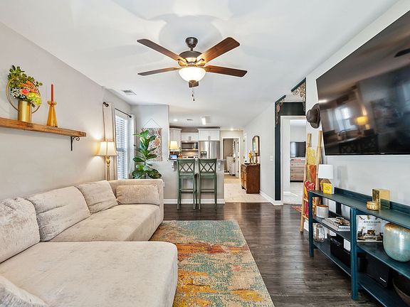 4th image of 554 E Park Ave