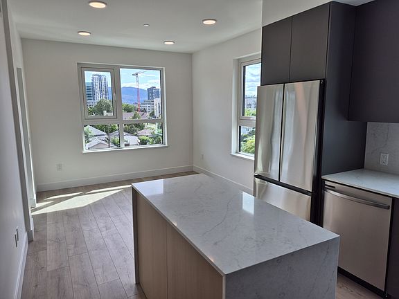 3rd image of 620 Coronation Ave #401