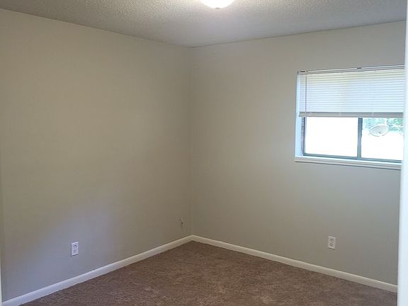 4th image of 1006 Pineview Dr