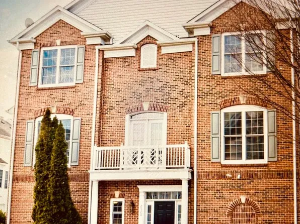 2520 Walnut Leaf Ln, Herndon, VA 20171