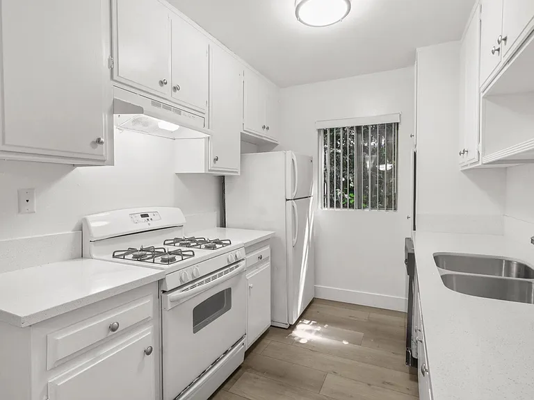 1419 S Bentley Ave #105 — Photo 5