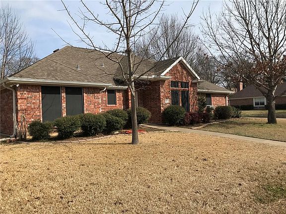 3rd image of 1800 Oxford Dr