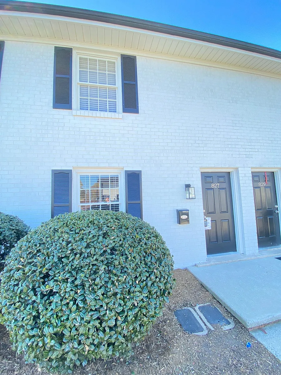 Building Photo - 800 Oakwood Villa Dr