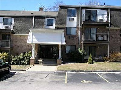 2nd image of 752 Quaker Ln APT 205