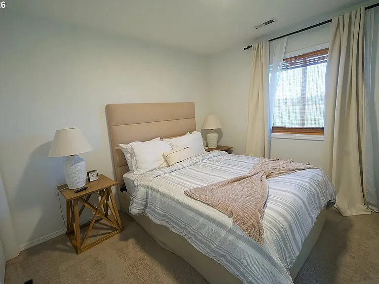 4th bedroom, queen bed