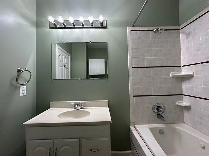 499 Hazlett Ave #B — Photo 4