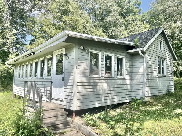 4 Mohawk Trl, East Hampton, CT 06424