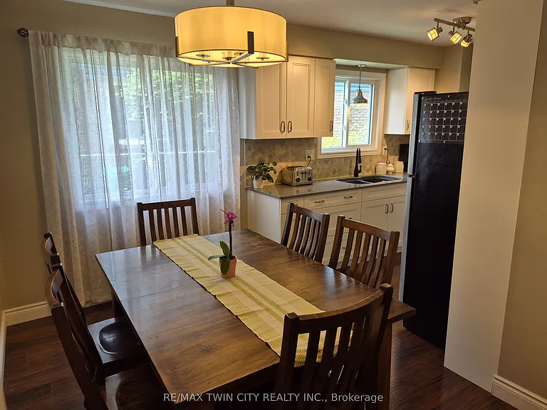 384 Pioneer Dr — Photo 3
