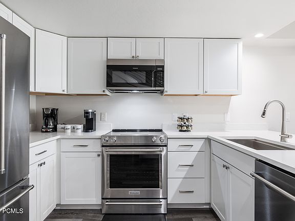 4th image of 751 Main St #206