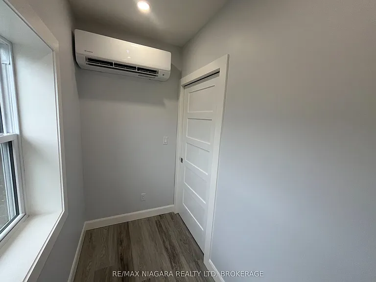243 Dufferin St #UPPER FRONT — Photo 10