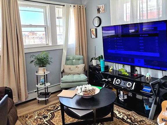 2nd image of 220 N 6th St