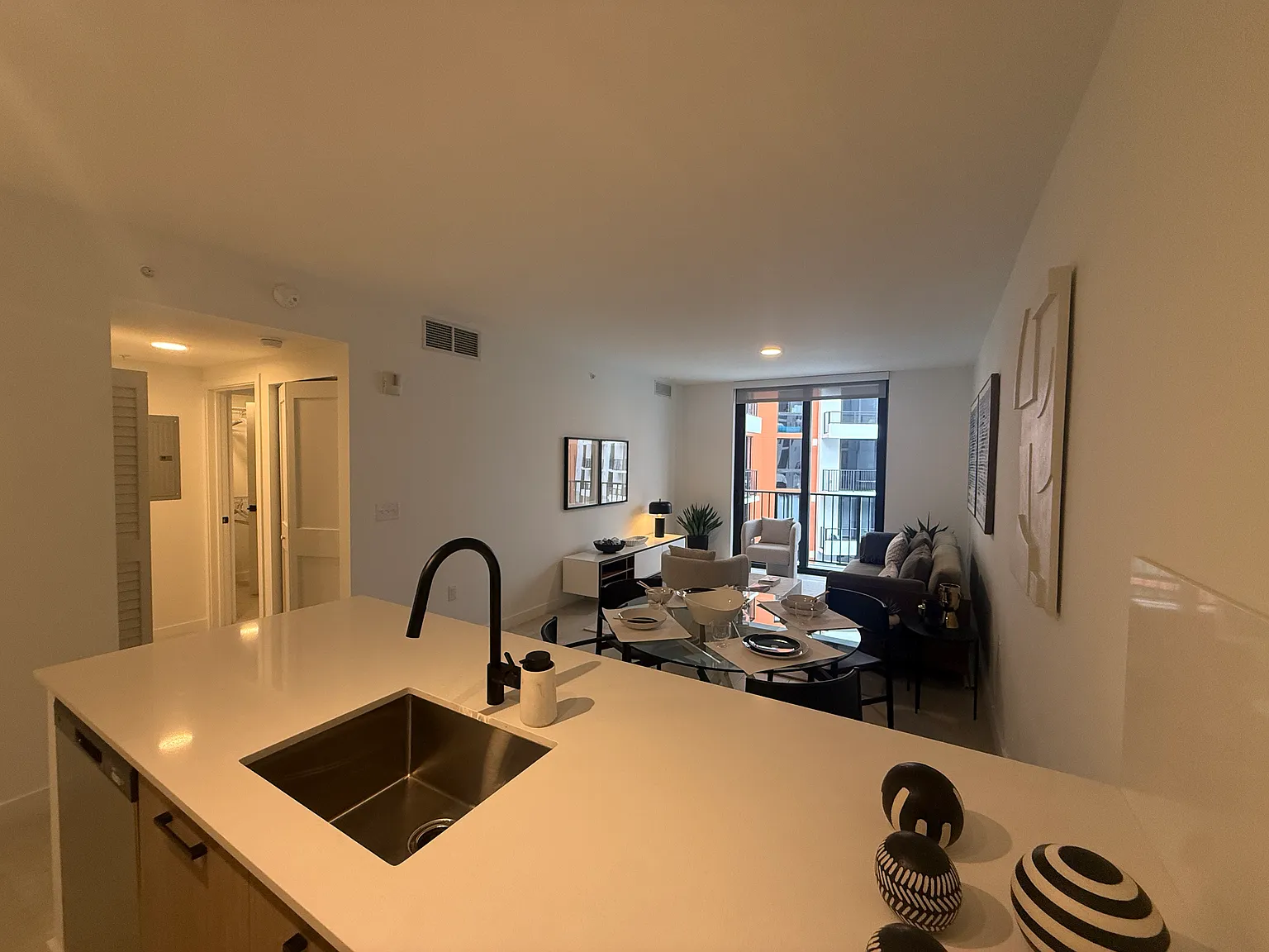 1 bed, 725 sqft, $2,178 — Photo 3