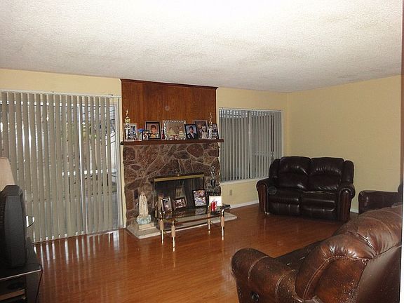 3rd image of 10883 Arleta Ave