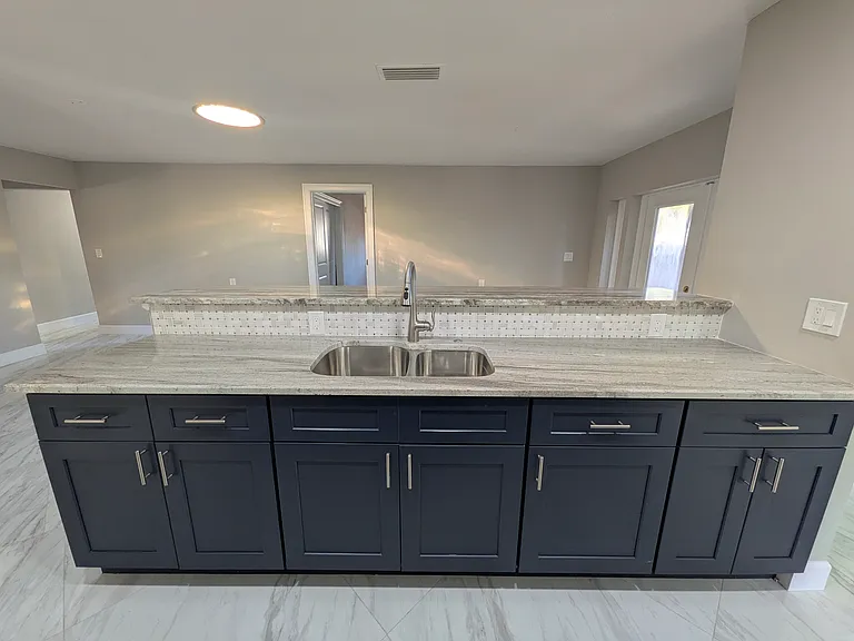 5523 Venetian Blvd NE — Photo 7