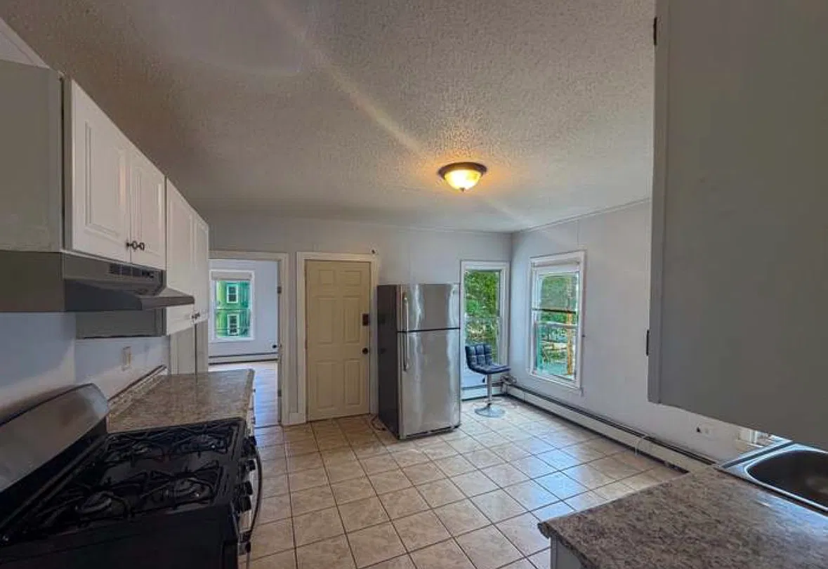 4 bed, 1033 sqft, $1,950 — Photo 4