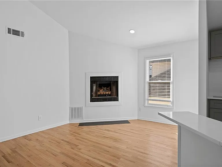 567 Winton Ter NE #E — Photo 4