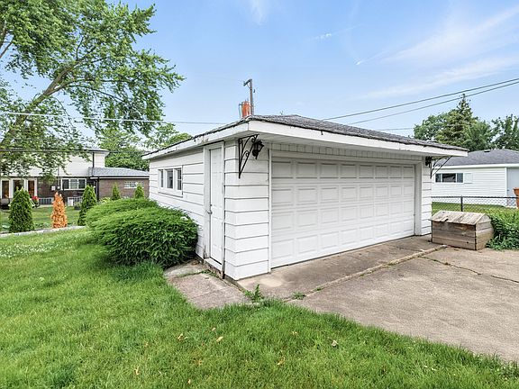 3rd image of 10324 S Kolmar Ave