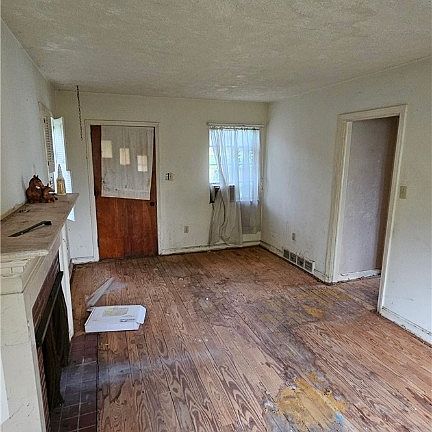 5th image of 940 Norton Ave