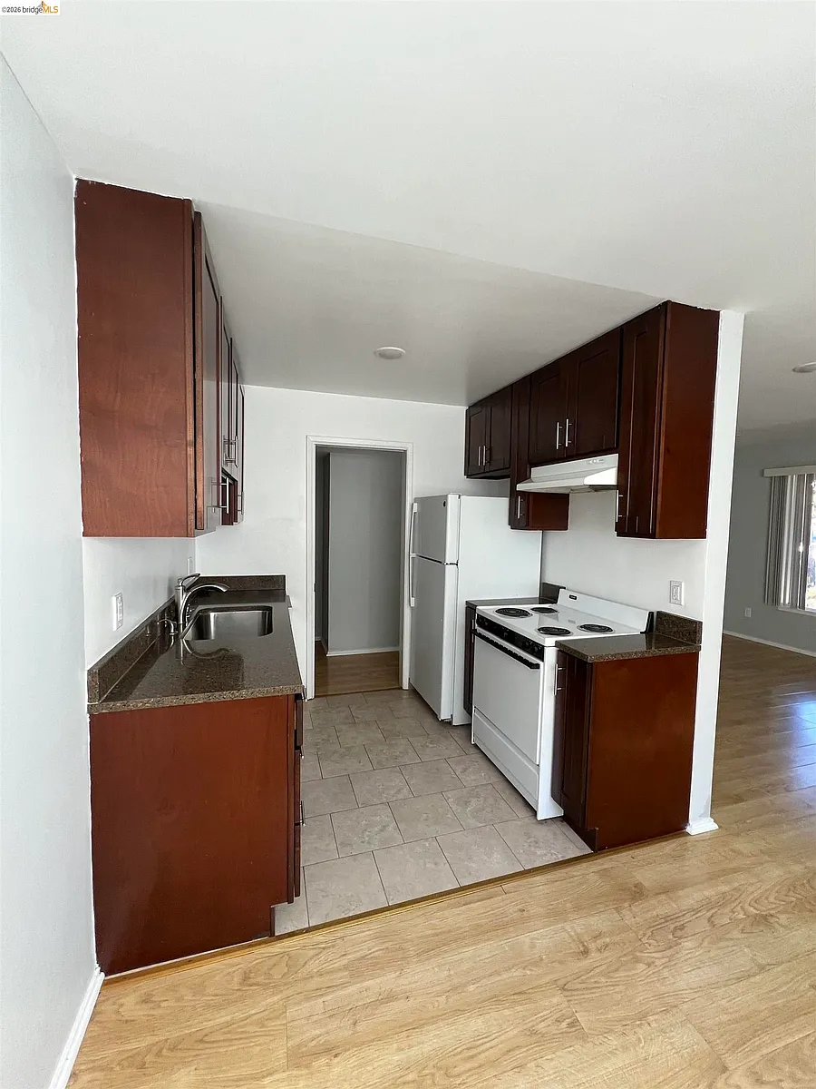 Building Photo - 2636 Warring St #304