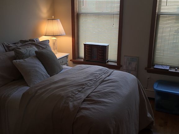 bedroom w/ ceiling fan